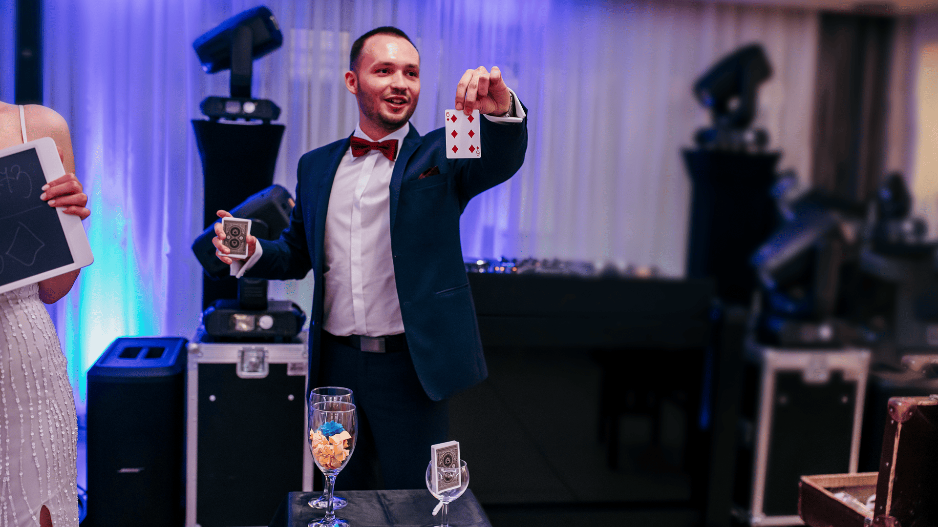 Iluzjonista Piotr Kwiatkowski na pokazie na weselu